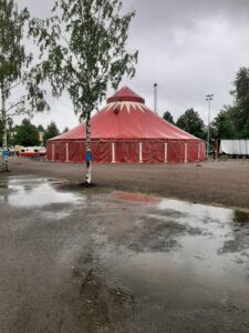 Saarni-sirkuksen teltta